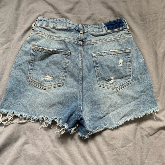 High waisted distressed medium wash jean short. Size 8. From Zara. - Picture 2 of 2